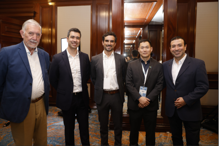 Senior executives from Streamax and Metbus at the meeting venue