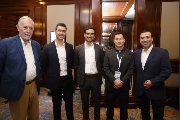 Senior executives from Streamax and Metbus at the meeting venue.jpg